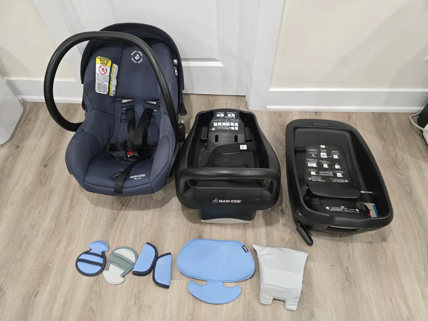 Maxi Cosi Carseat + 2 Bases thumbnail