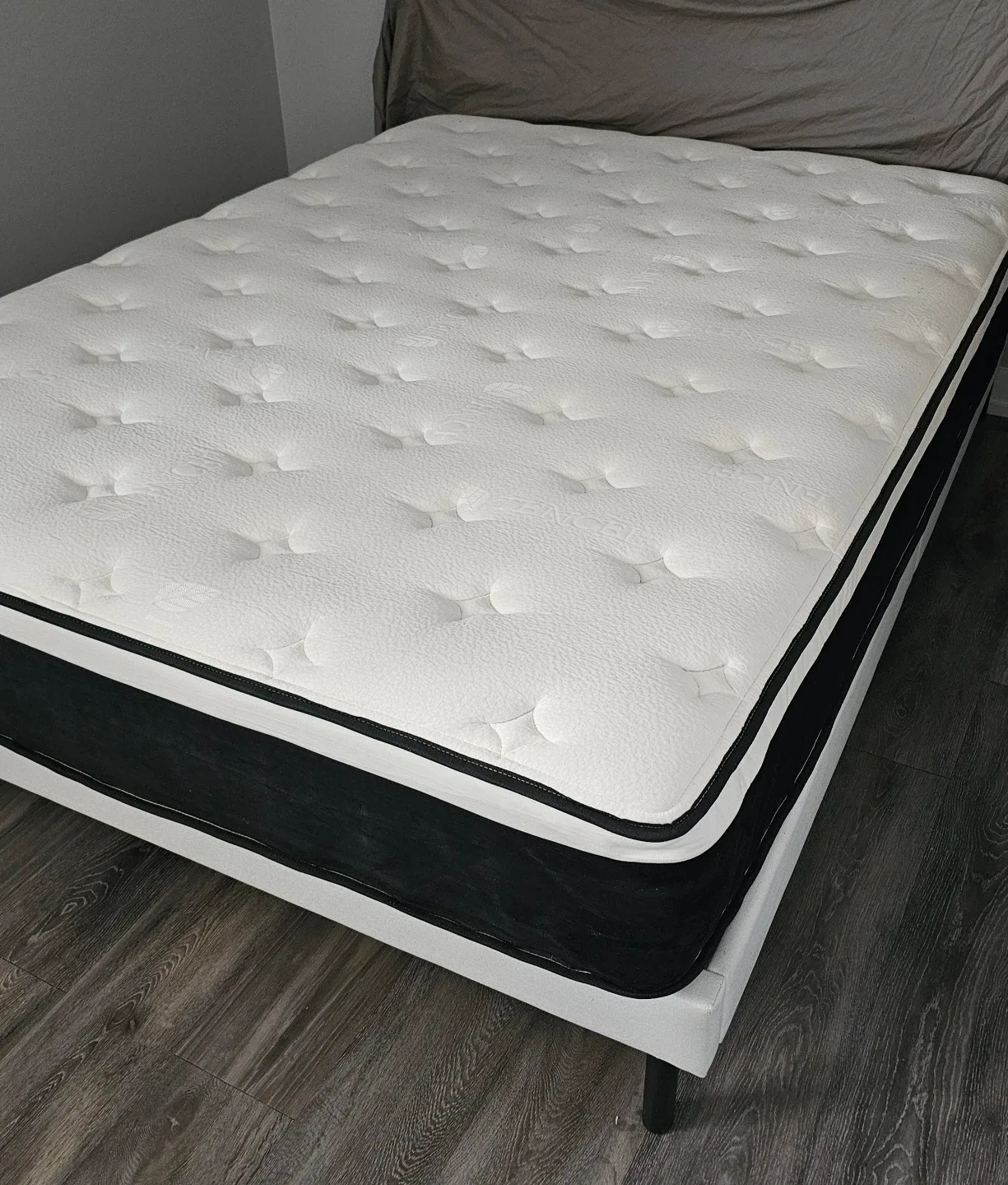 Queen Size Hybrid Mattress – Great Condition