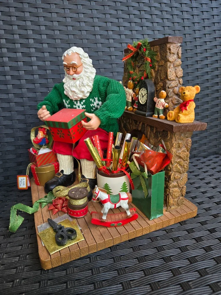 Santa's Workshop Figurine image indicator(2)