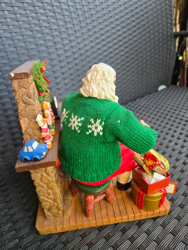 Santa's Workshop Figurine image indicator(3)
