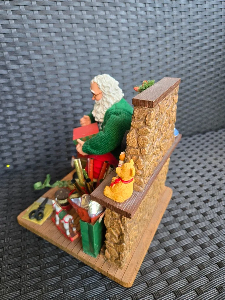 Santa's Workshop Figurine image indicator(4)
