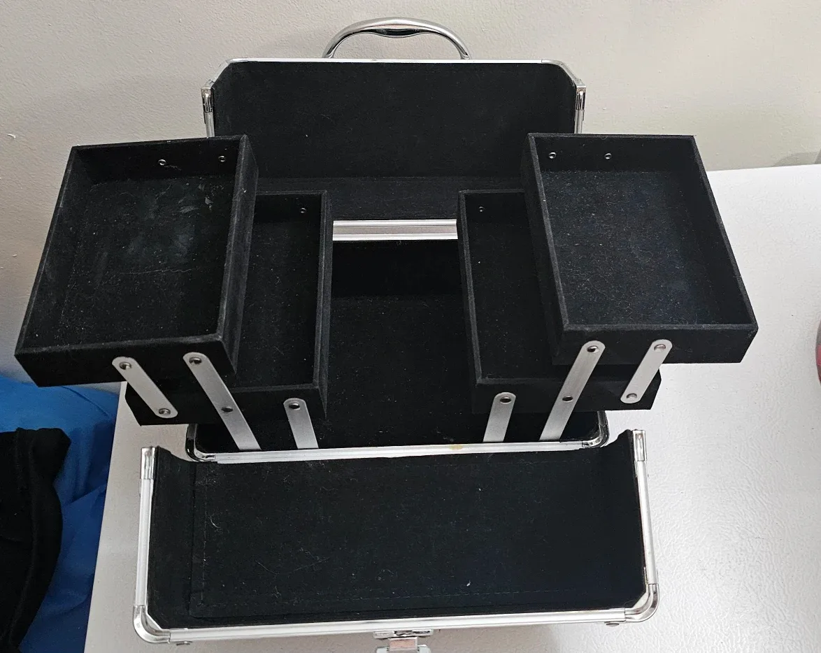 Hello Kitty Makeup/Cosmetic Case image indicator(2)