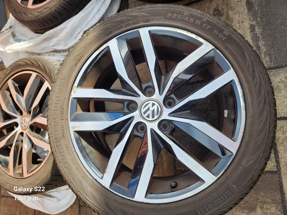 Volkswagen Wheel with All-Season Continental Tires 225/45 R17 image indicator(6)