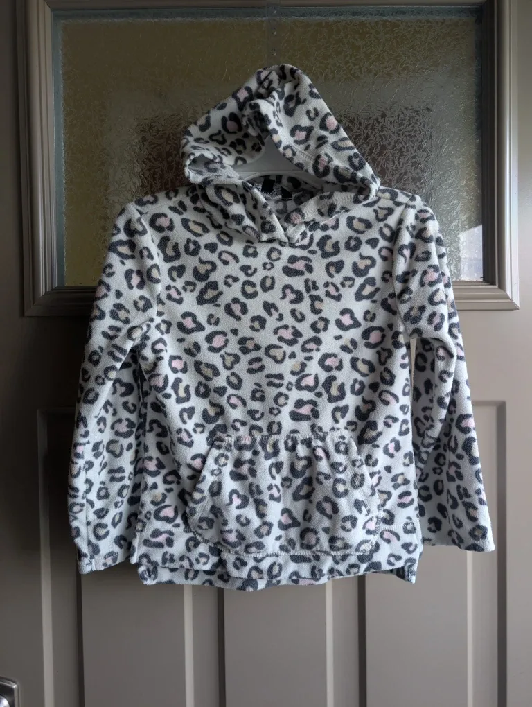 Girls sz 6 sweaters $5 each image indicator(4)