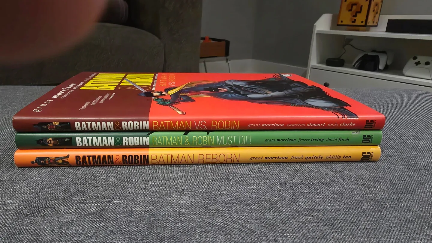 Graphic Novel Set image indicator(2)