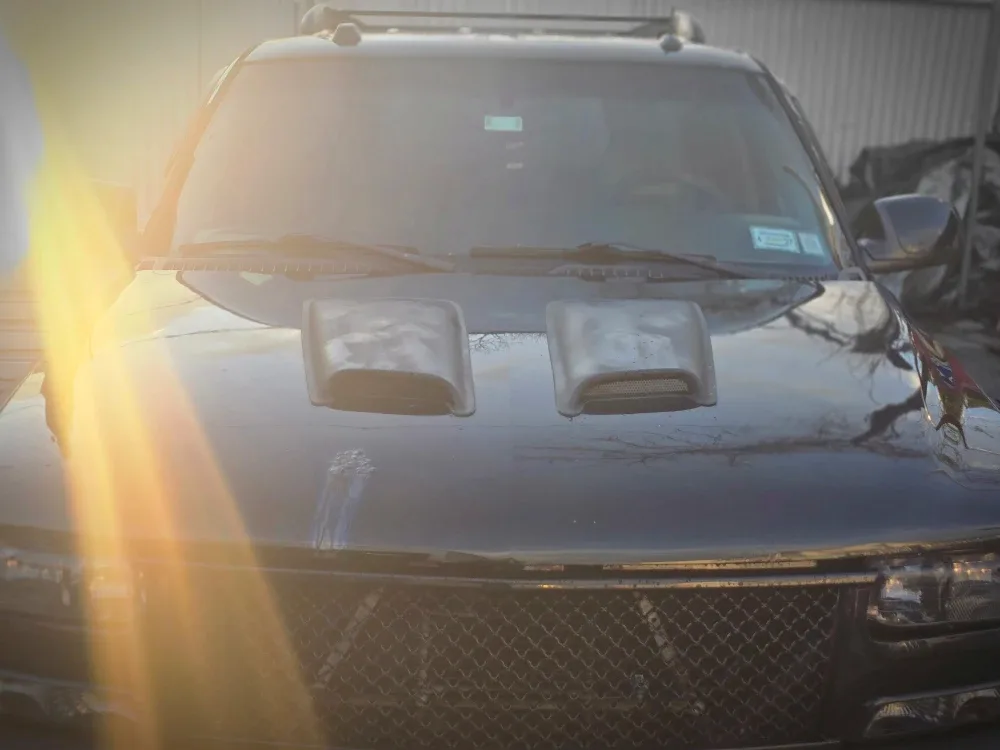 Black Chevy Suburban SUV image indicator(6)