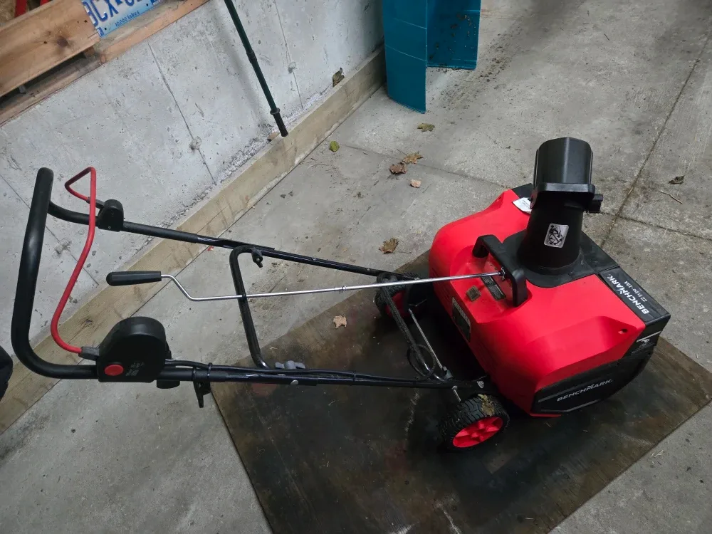 Benchmark 22-in Electric Snow Thrower image indicator(2)