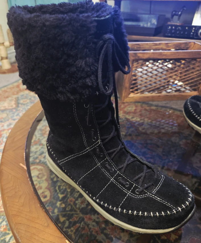 Size 8 Ladies Columbia Suede Boots