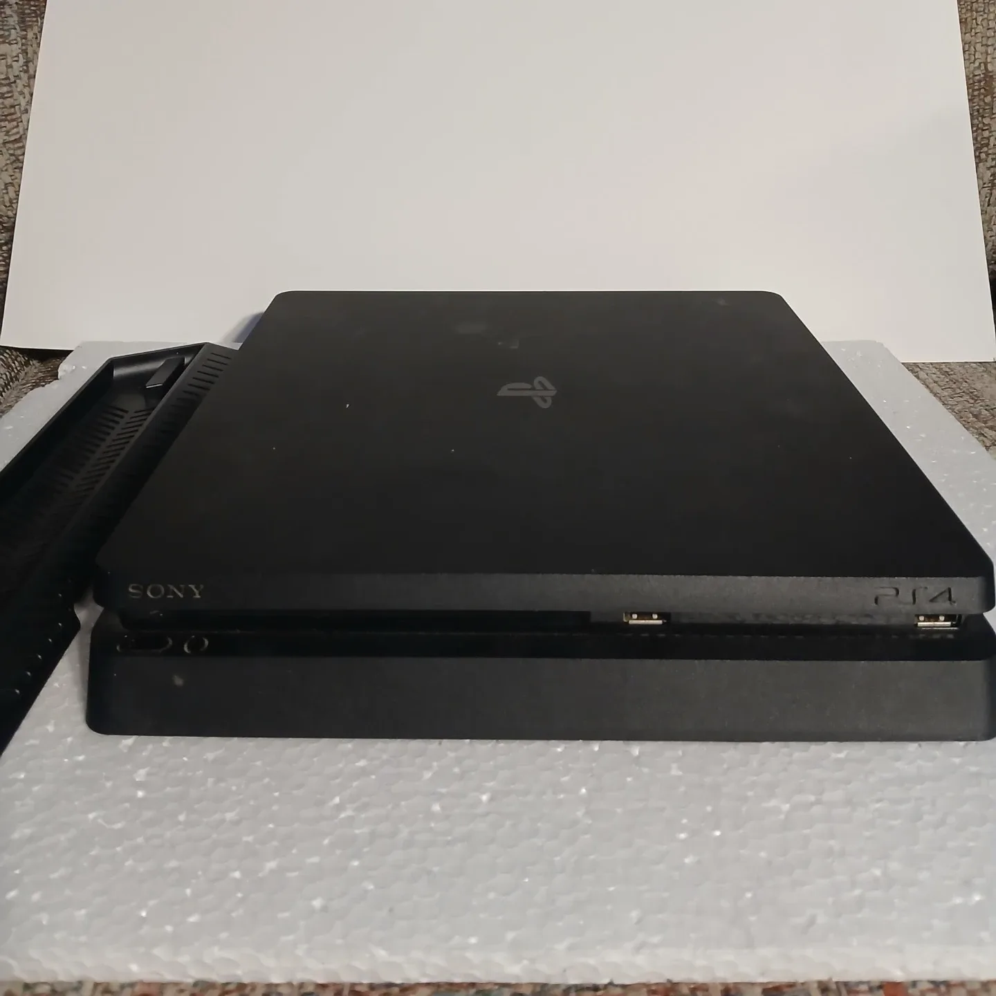 PS4 Slim 500 GB w/ controller and vertical stand image indicator(3)