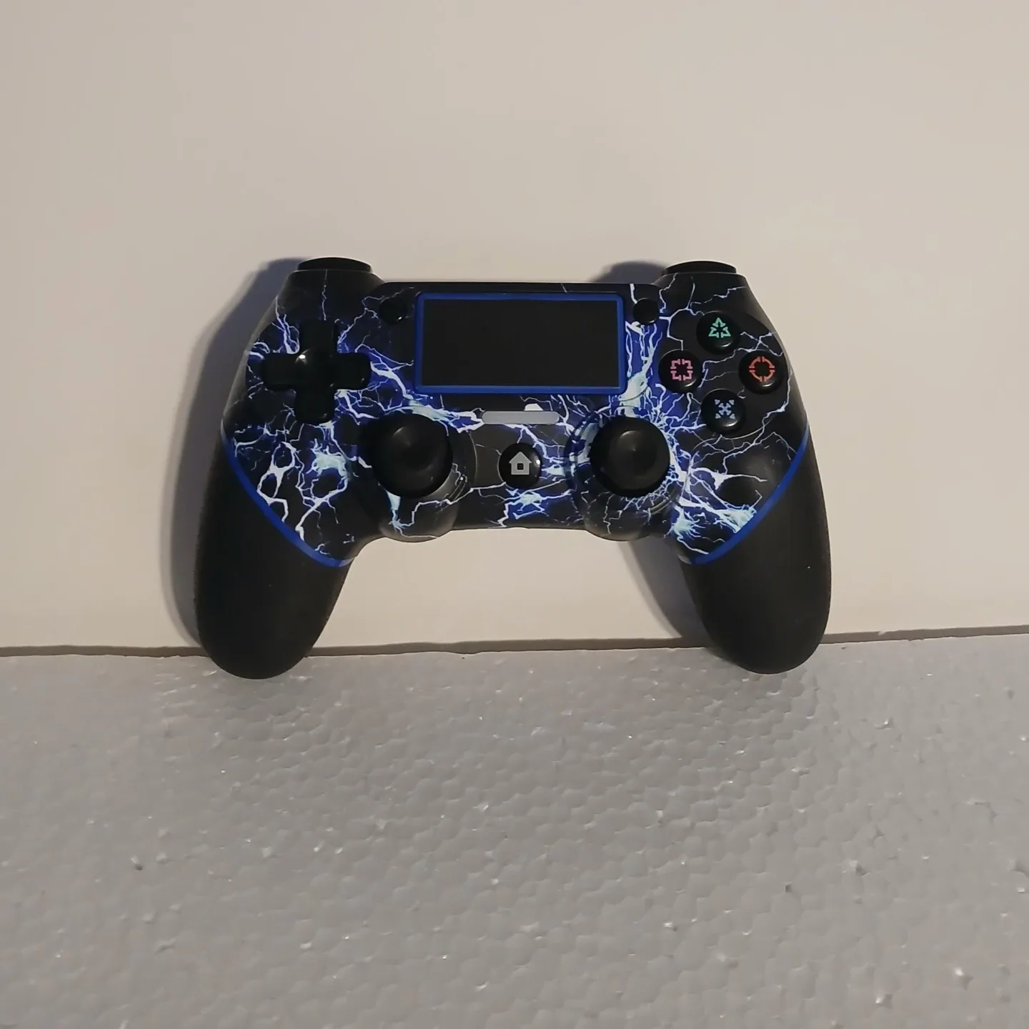 PS4 Slim 500 GB w/ controller and vertical stand image indicator(4)