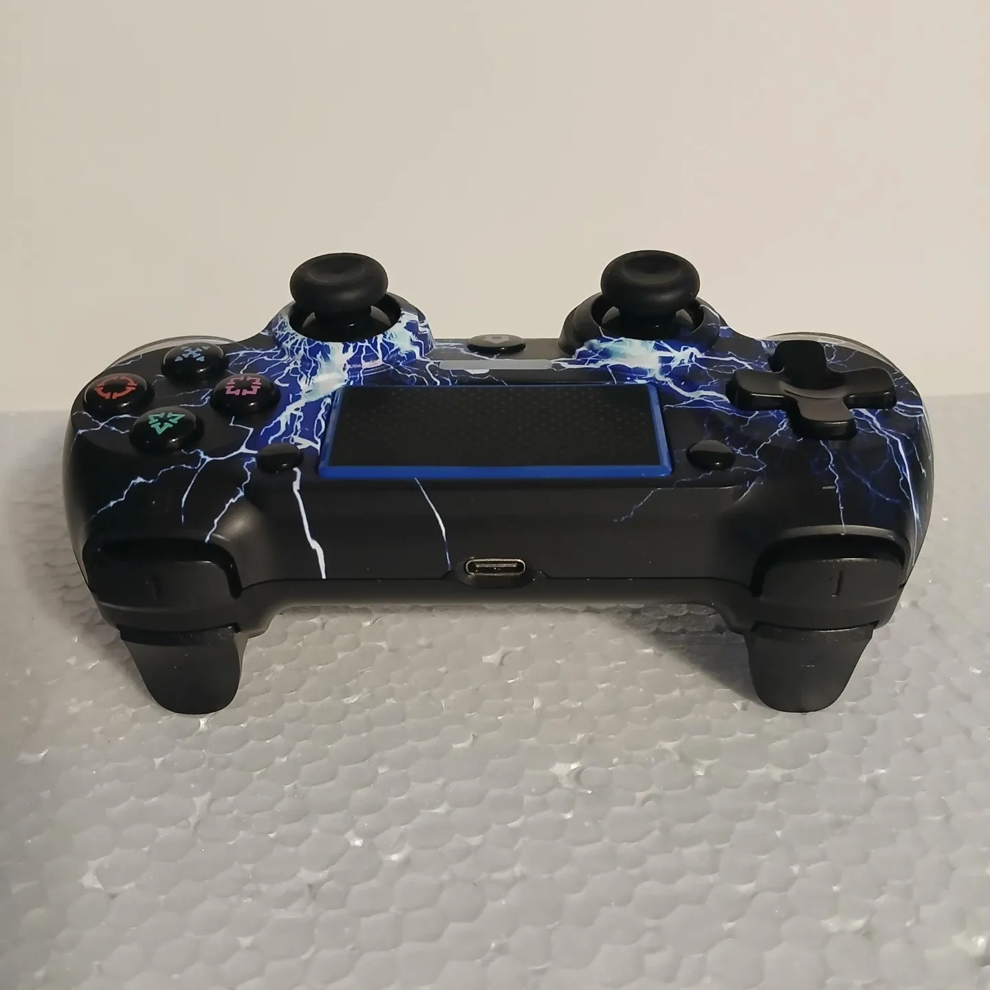 PS4 Slim 500 GB w/ controller and vertical stand image indicator(5)