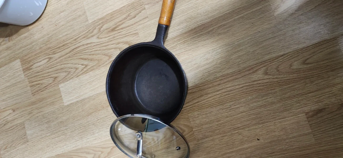 Cast Iron Saucepan with Lid image indicator(3)