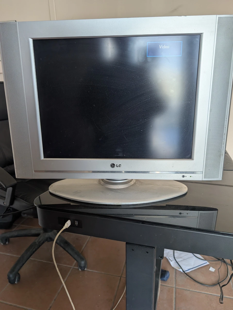 T. V... 20".. LG