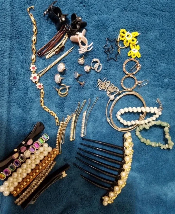 Assorted women Accessories Lot image indicator(2)