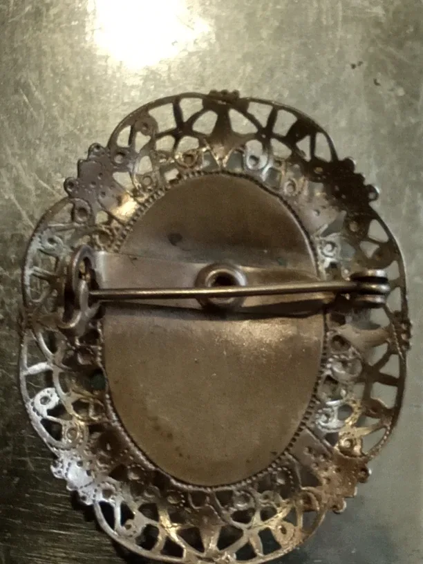 Antique Hand-Carved Shell Cameo Brooch image indicator(6)