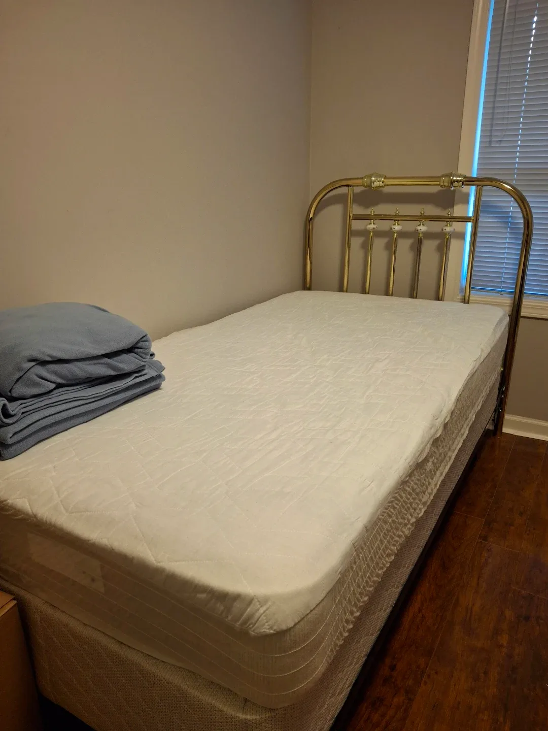 Single Bed Frame & Mattress image indicator(3)