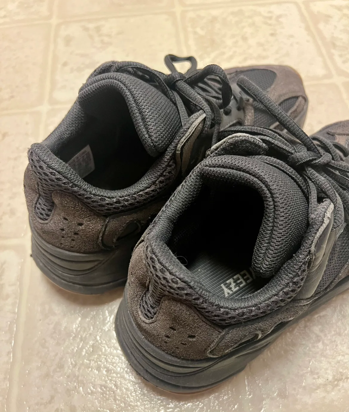 Adidas Yeezy Sneaker image indicator(7)