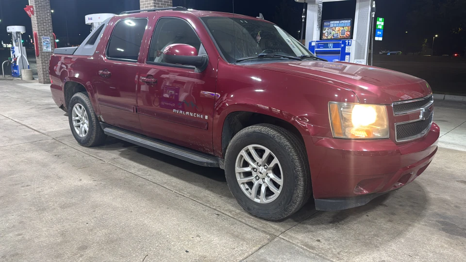*2007 CHEVY AVALANCHE LTZ* RUNS AND DRIVES GREAT. - photo 2