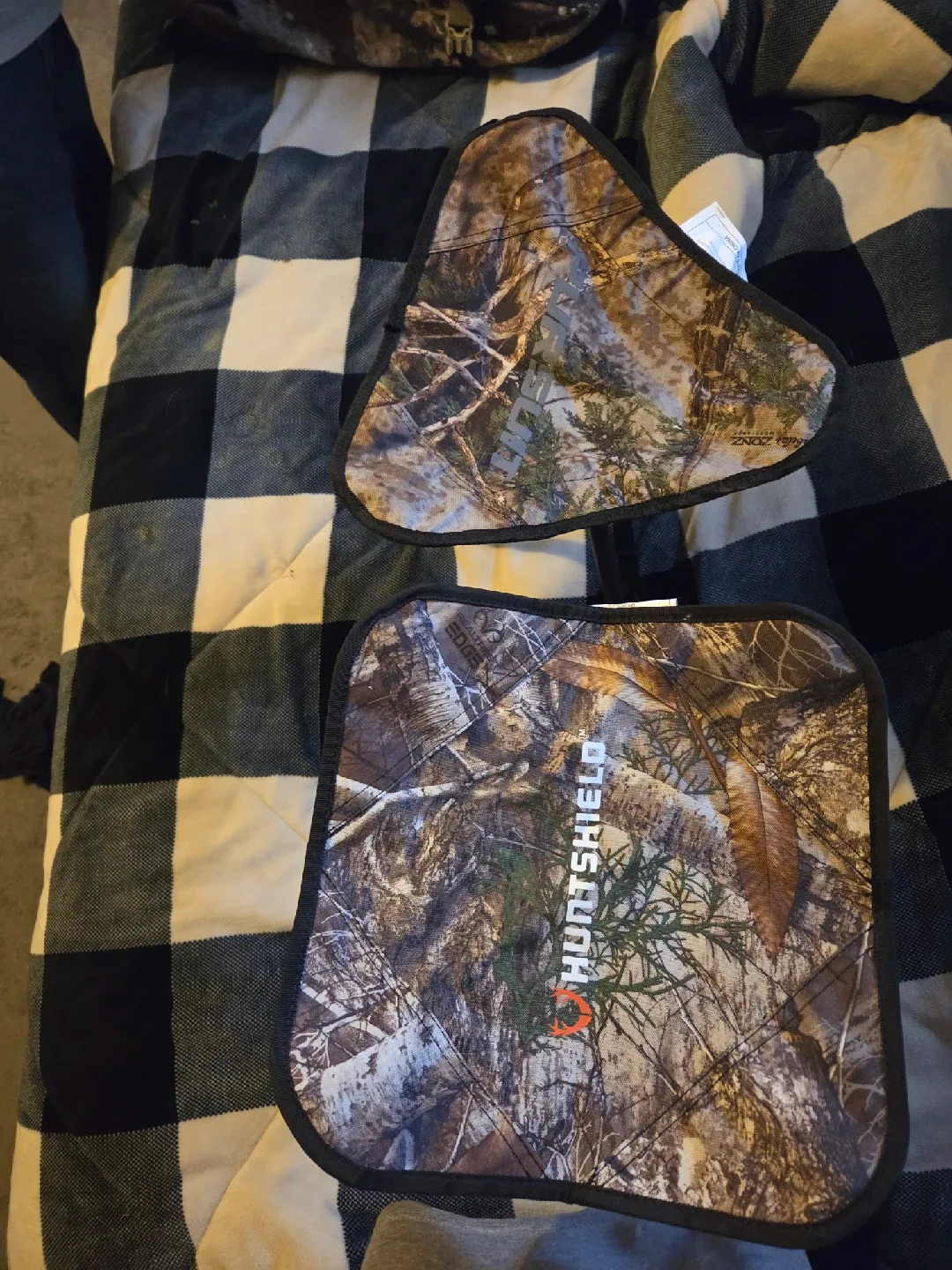 🥕Cabela's Camo Hunting Backpack with chairs image indicator(2)