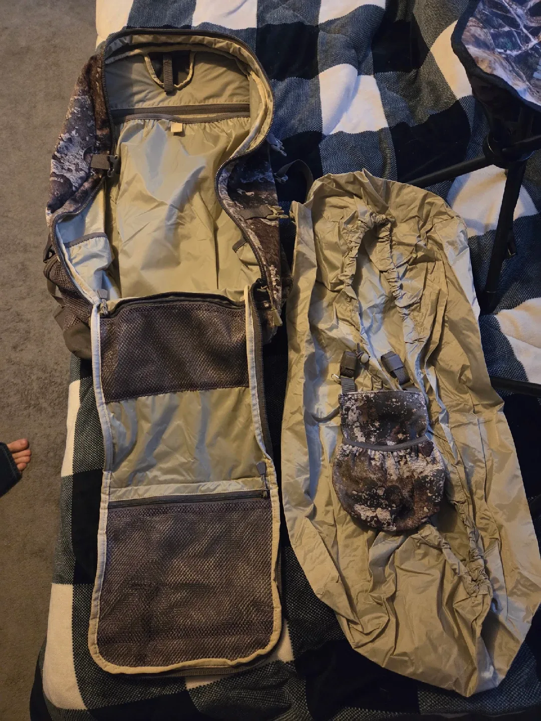 🥕Cabela's Camo Hunting Backpack with chairs