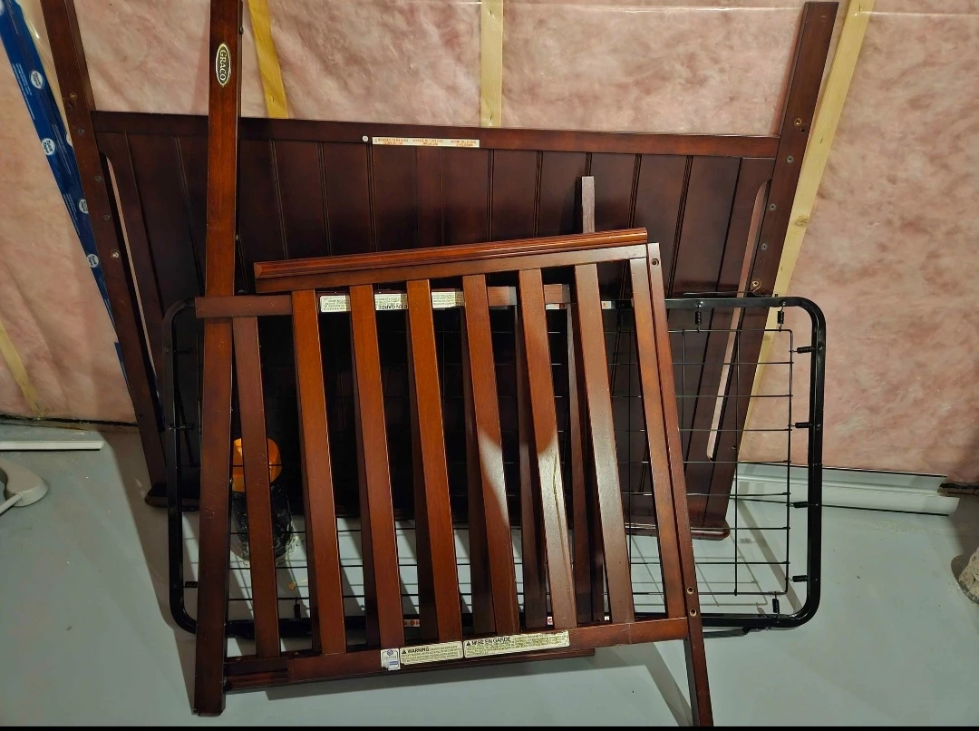Graco Baby Crib - Dark Wood
