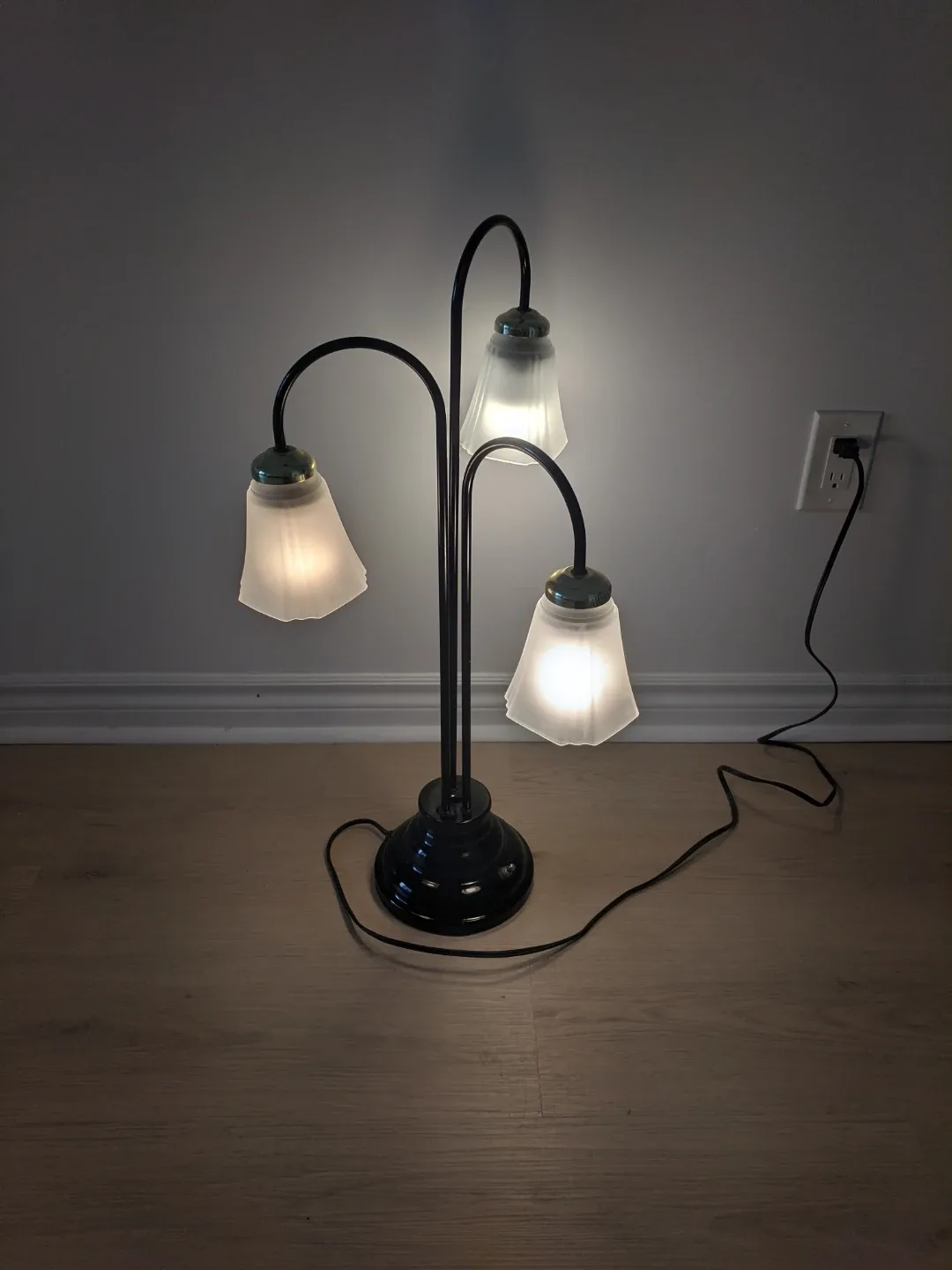 3-Light table Lamp - Black Finish image indicator(4)