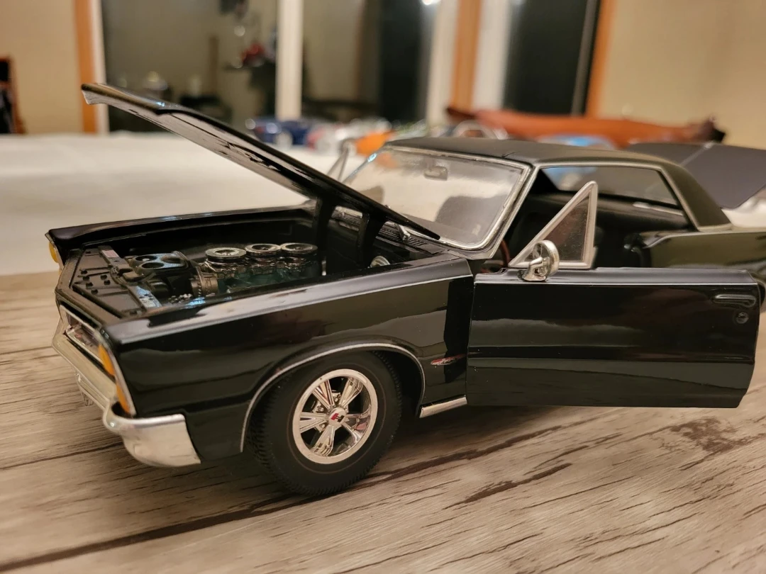 Black 1966 Pontiac GTO Diecast Model Car - photo 2