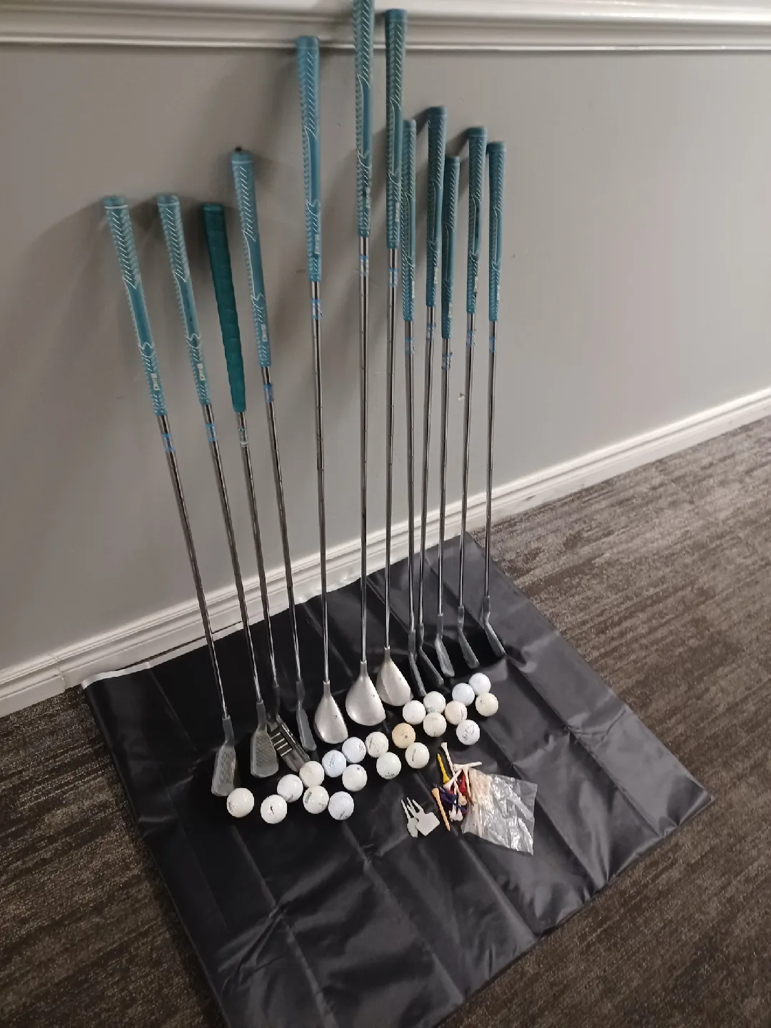 Set of Golf Clubs with Balls & Tees image indicator(5)