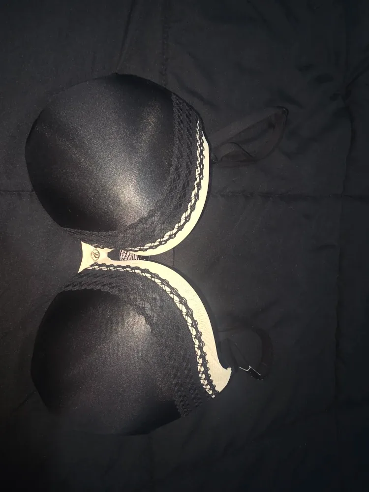 Victoria's Secret Black Push-Up Bra - 32D image indicator(2)