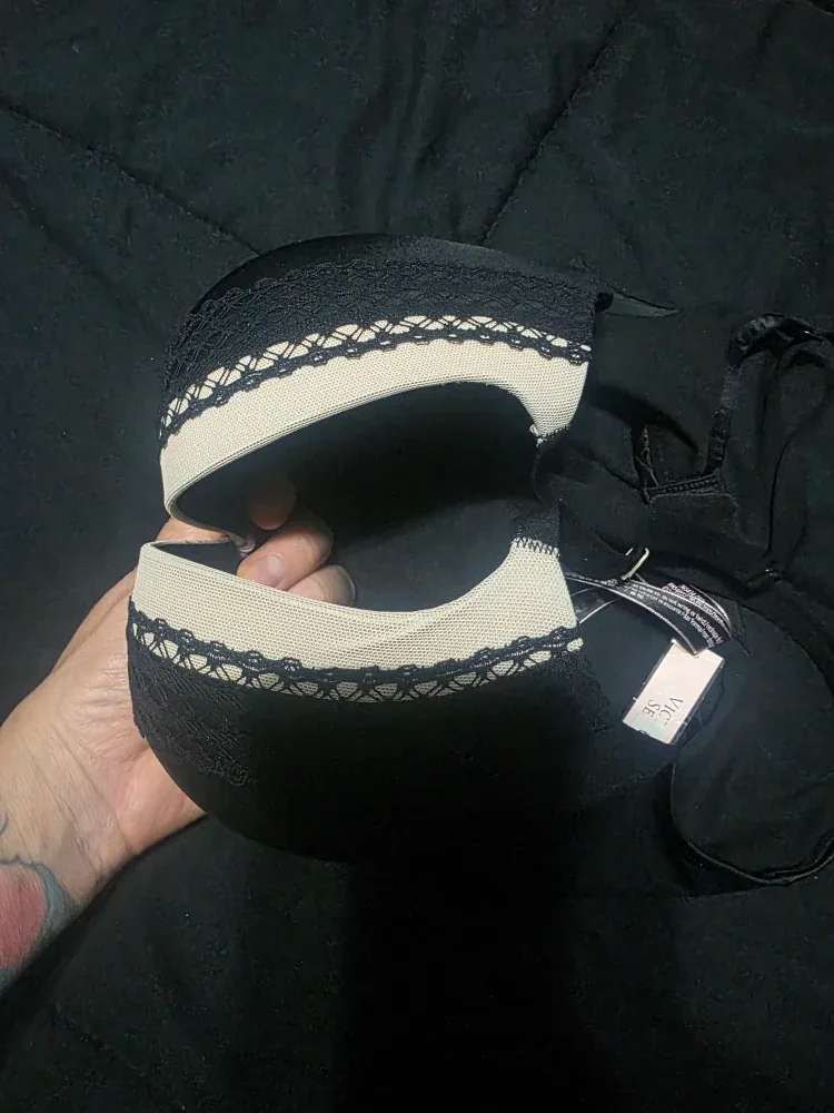 Victoria's Secret Black Push-Up Bra - 32D image indicator(4)