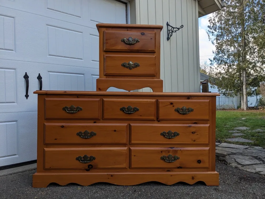 7 Drawer Dresser and Nightstand in Solid Pine