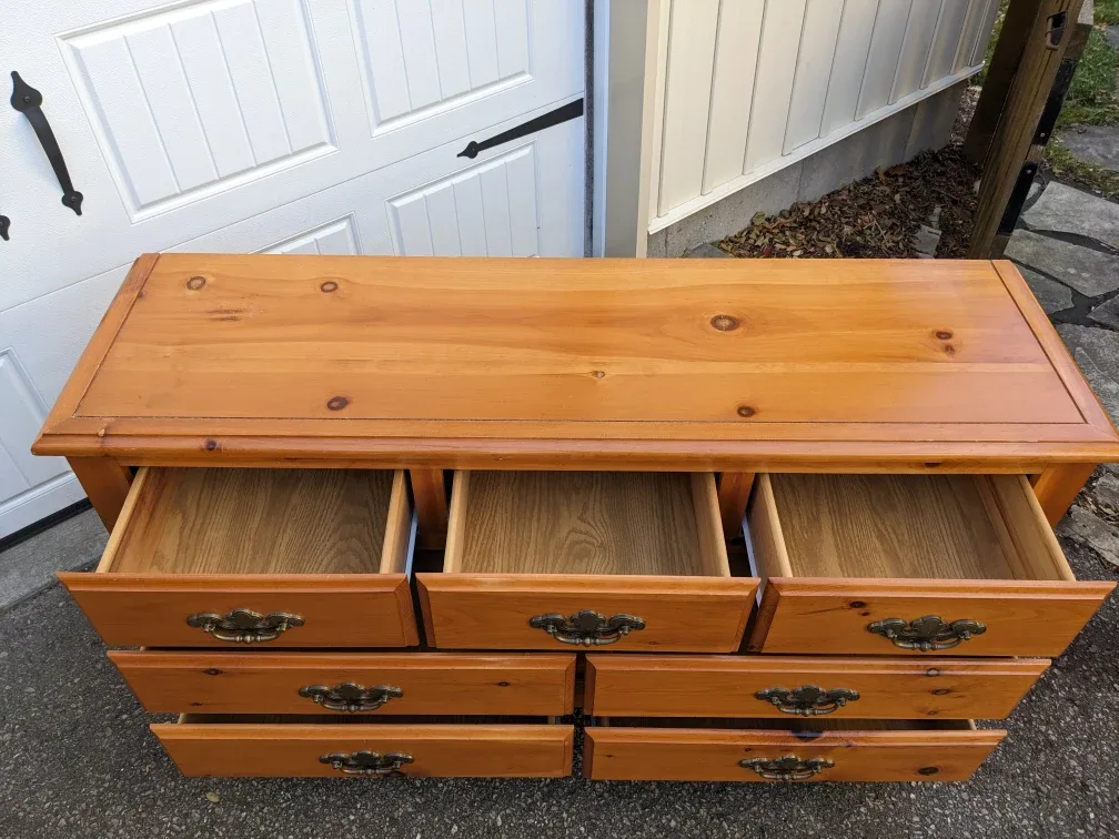 7 Drawer Dresser and Nightstand in Solid Pine image indicator(3)