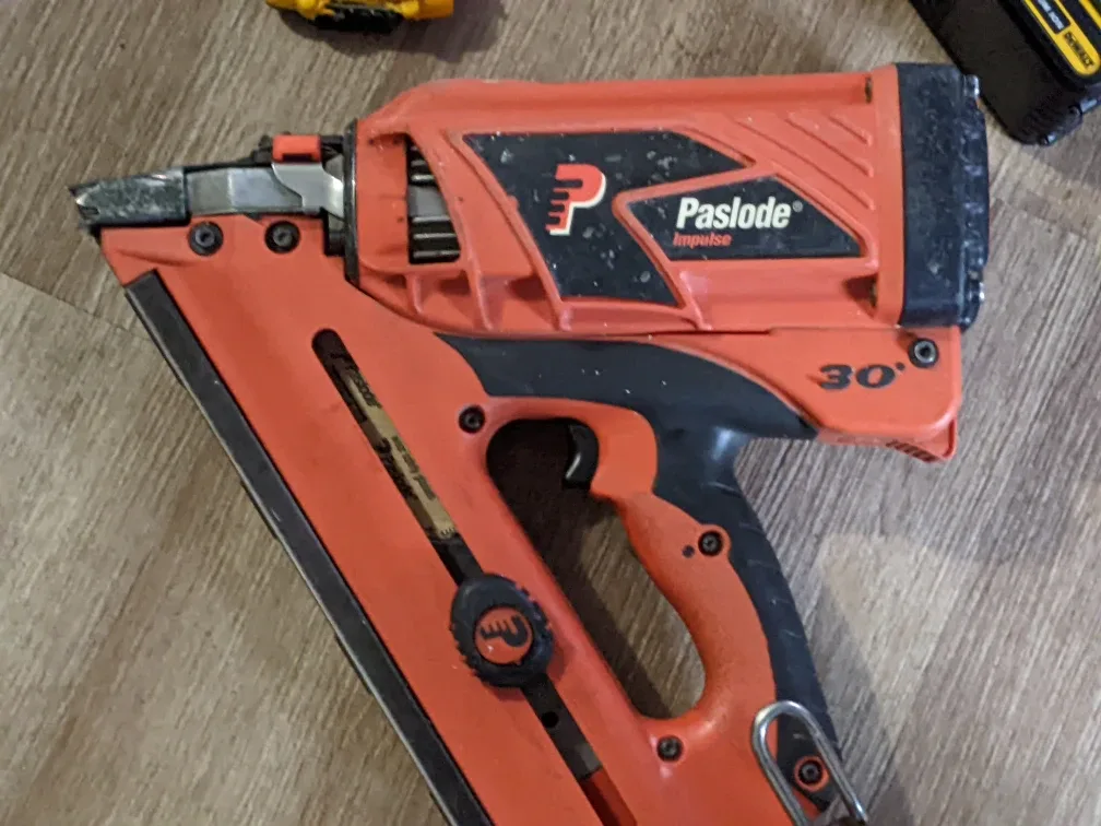 Paslode Impulse 30° Nail Gun