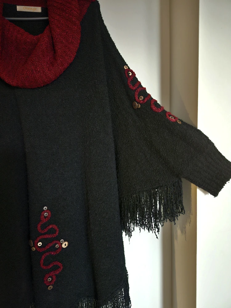 Black&Red Poncho-sweater with turtleneck