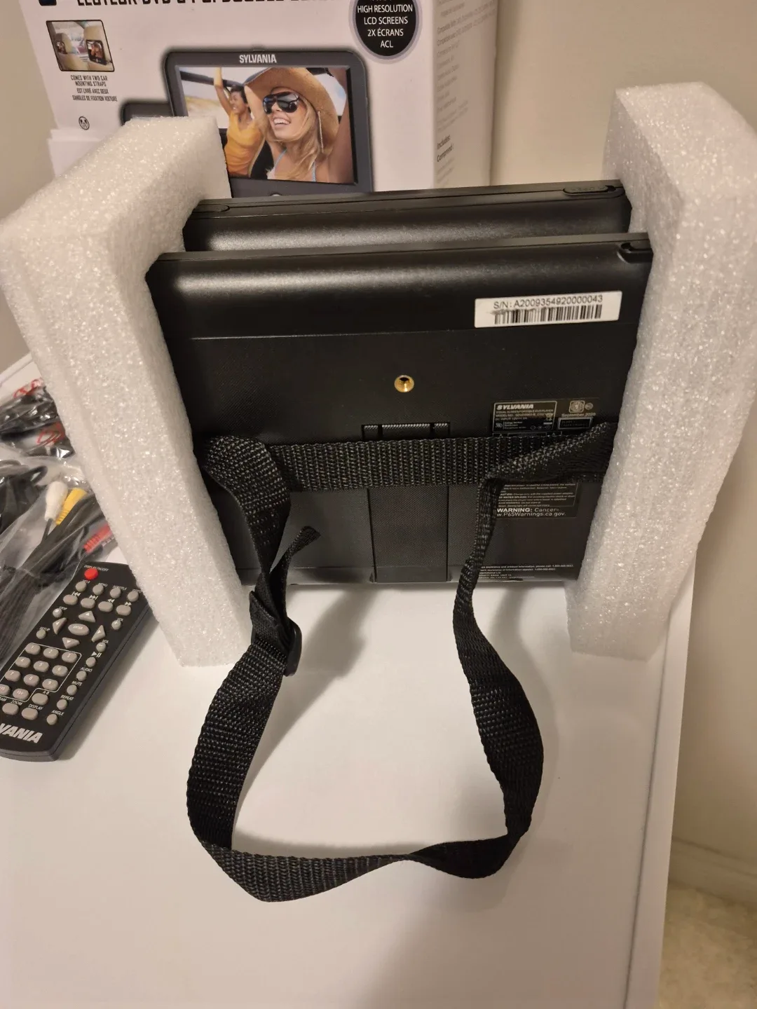 Sylvania 9" Dual Screen DVD Player - Like New! image indicator(6)