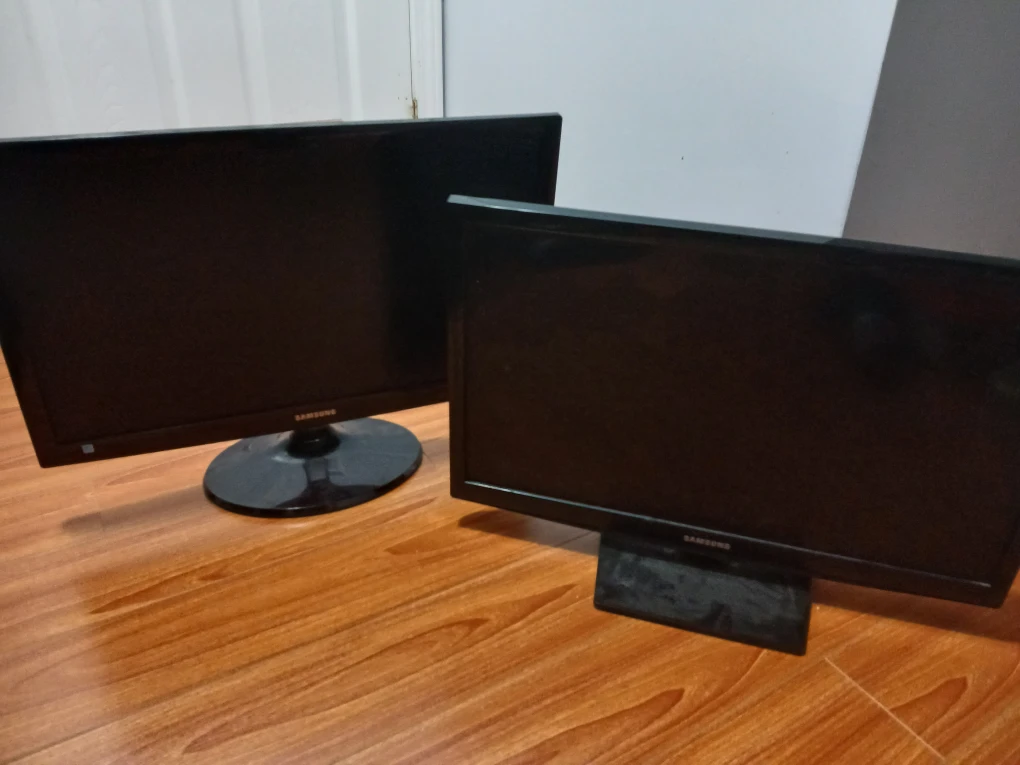 2 Samsung Monitor 24 " . NO CABLE AND POWER PLUG