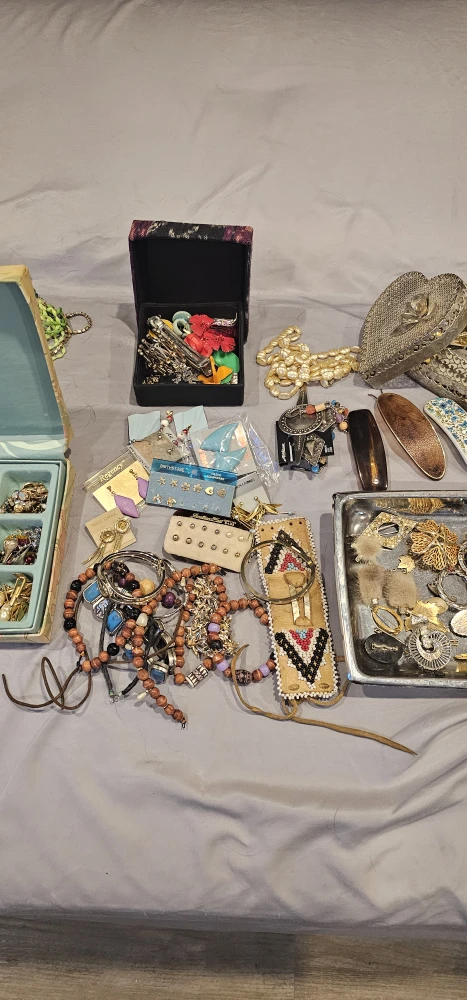 Vintage Jewelry with boxes - photo 5
