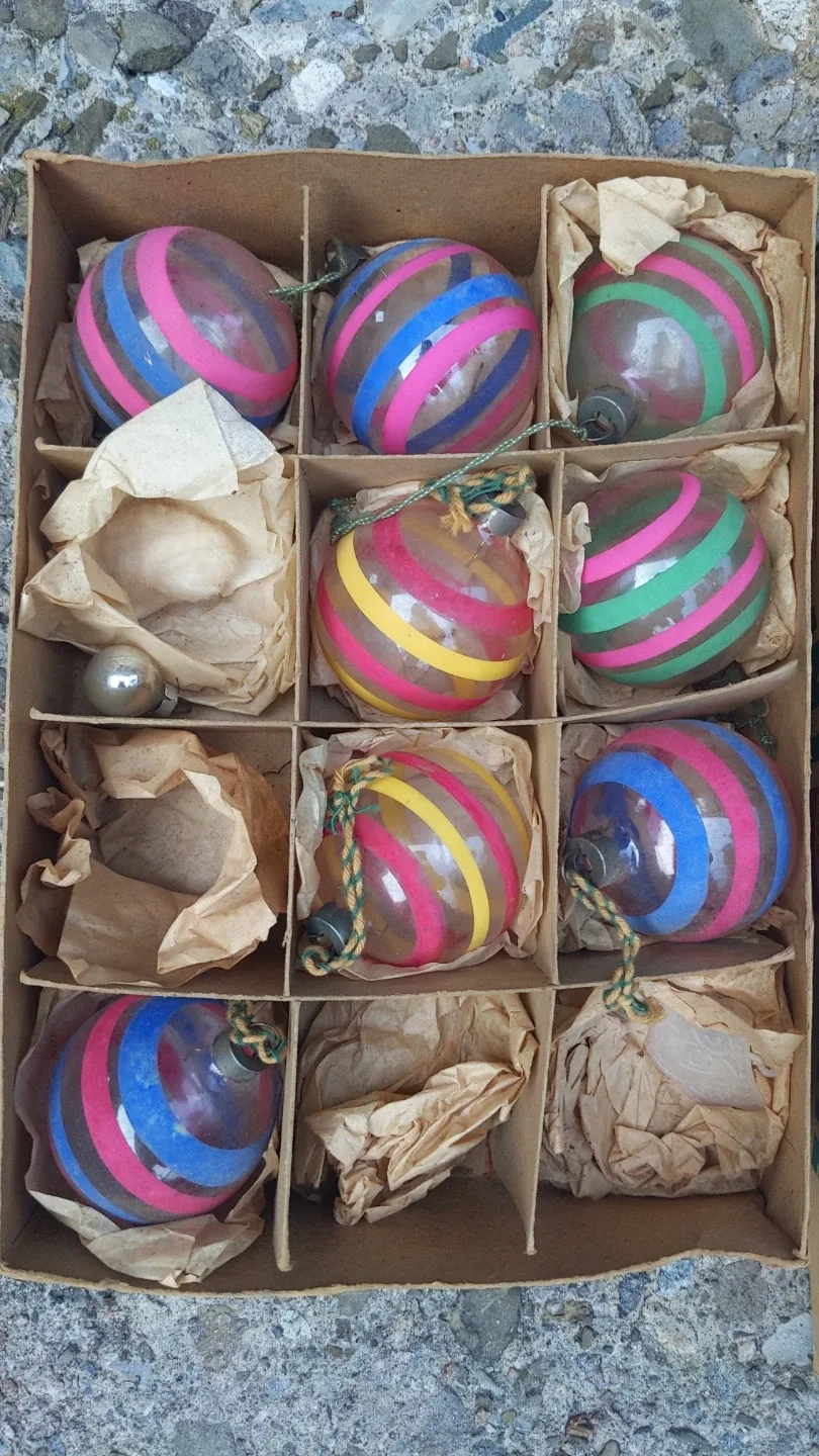 Vintage Shiny Brite Glass Christmas Ornaments image indicator(5)