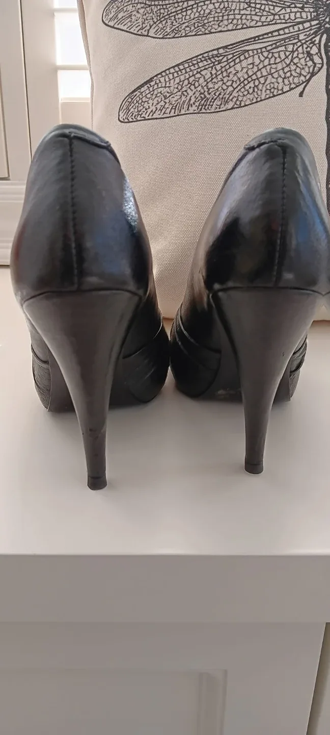 Steve Madden Luxe Black Heels - Size 6 image indicator(2)
