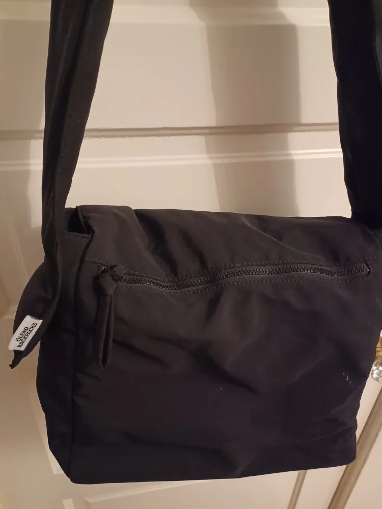 Puffy Black Messenger Bag image indicator(3)