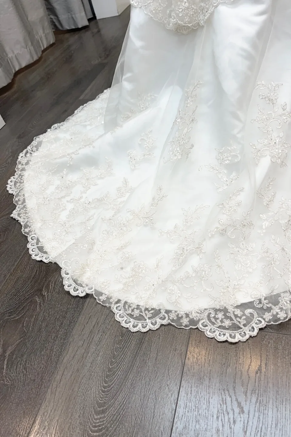 White Wedding Dress image indicator(3)