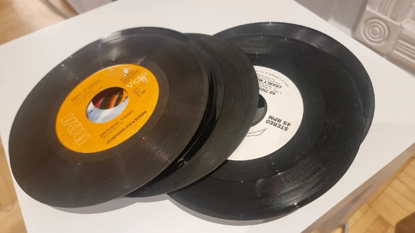 Vintage 45 RPM Vinyl Records - Lot of 20+ image indicator(2)