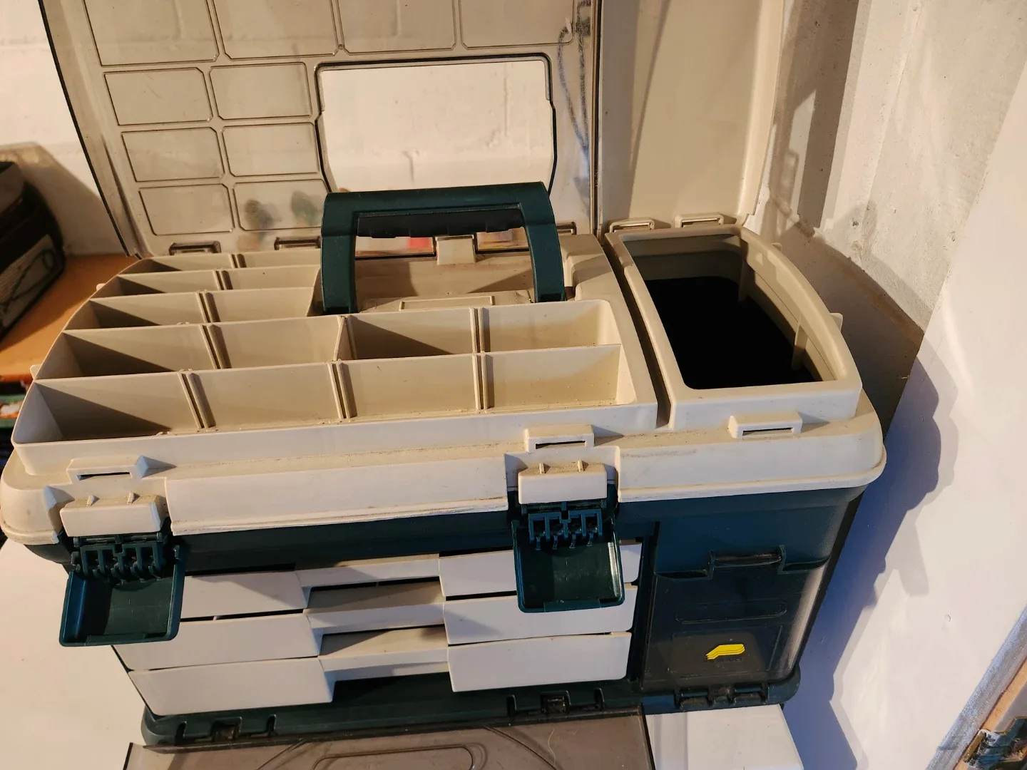 Plano fishing tackle box image indicator(4)