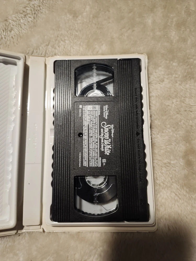 Snow White and the Seven Dwarfs VHS Tape - photo 2