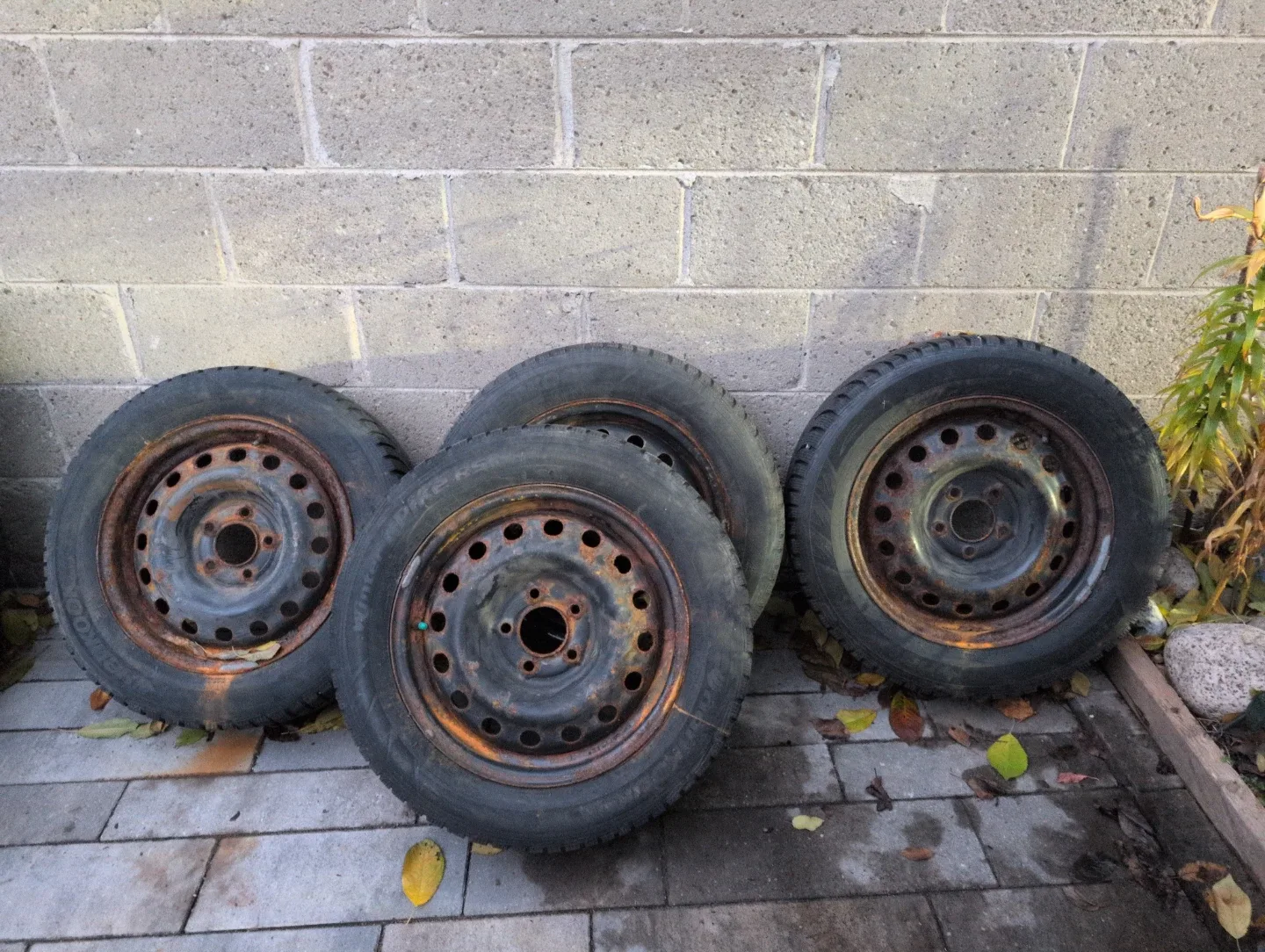 Winter Hankook i*Pike 205/60R16 96T winter tires with rim image indicator(2)