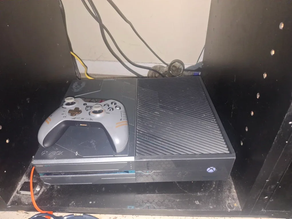 Xbox One Limited Edition Halo 5 Console image indicator(2)