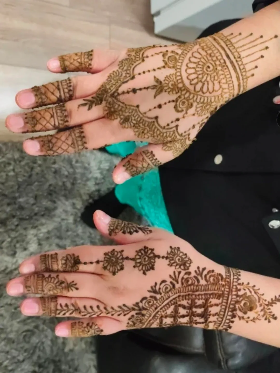Henna Artist image indicator(3)