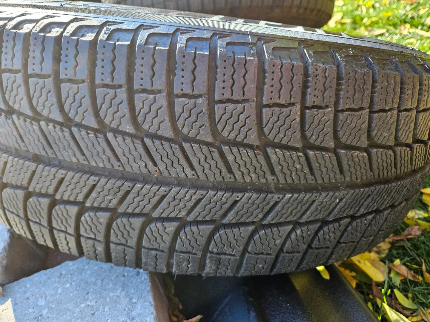 215/65R16, 5 x 114.3 Michelin X-Ice winter tires and rims image indicator(2)