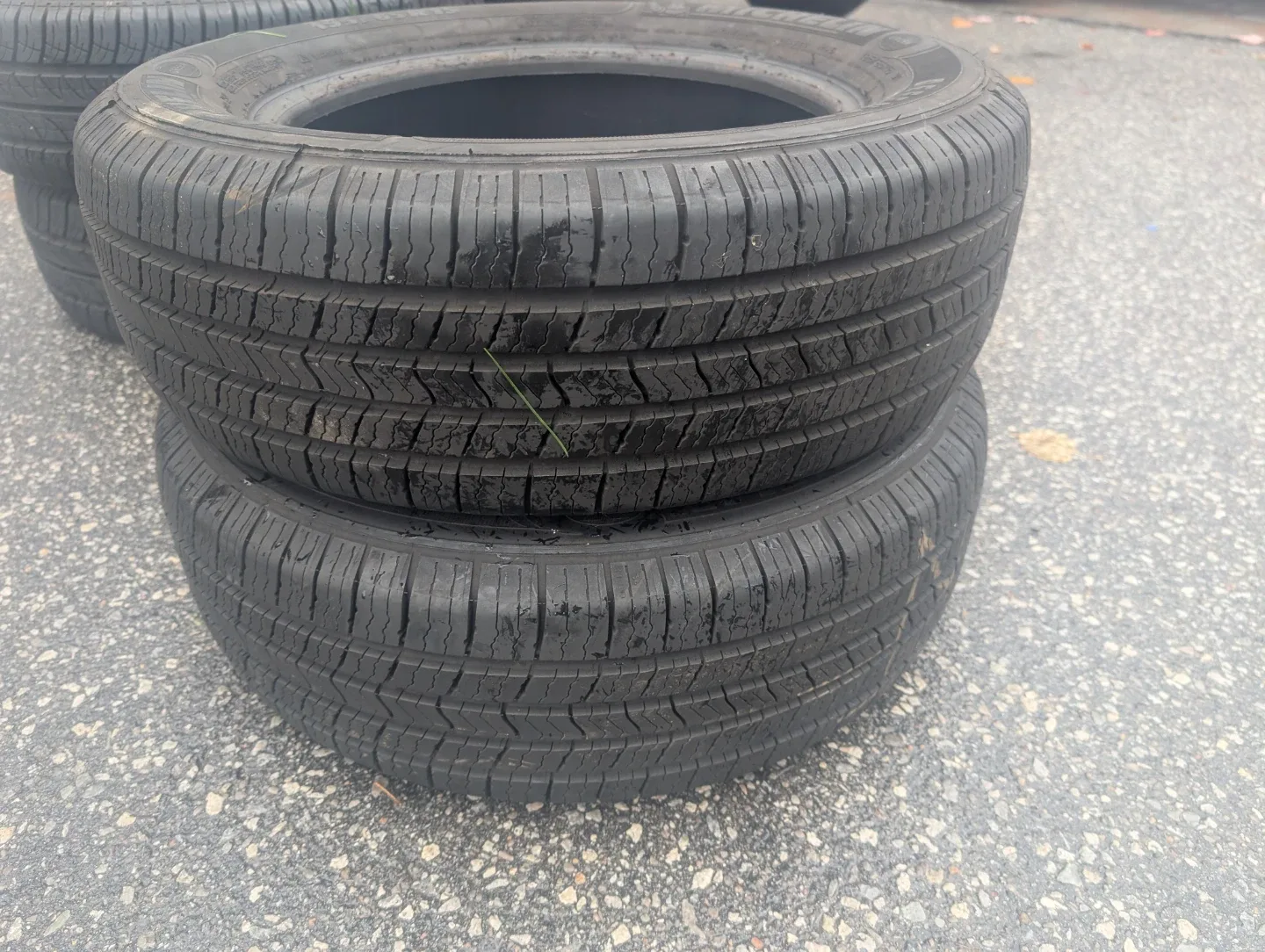 Michelin Defender XT 195/65R15 Tires (Two Tires) image indicator(3)