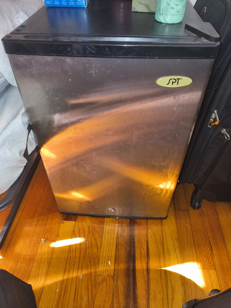 SPT Mini Refrigerator